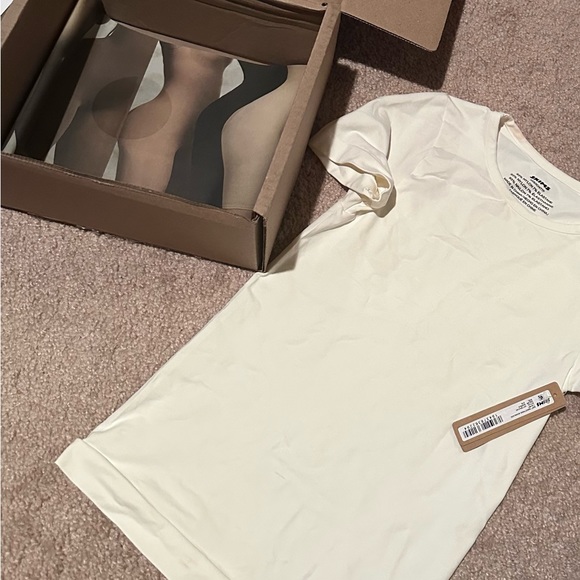 Skims Soft Seamless Tee in marble - Picture 2 of 3